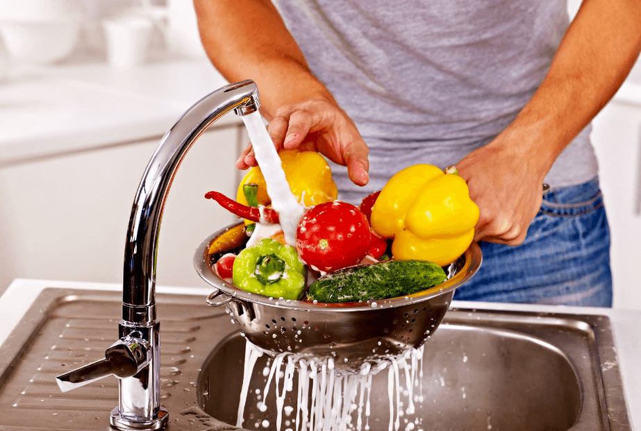 mencuci sayuran untuk mencegah infeksi cacing