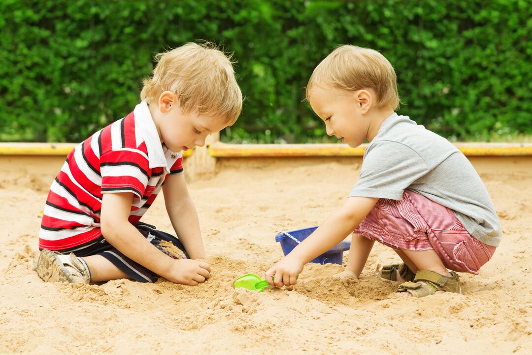 anak-anak terinfeksi cacing di kotak pasir