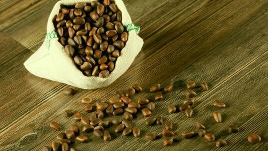 Kacang cedar dari parasit