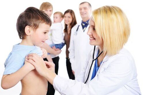 dokter memeriksa anak yang menderita cacingan